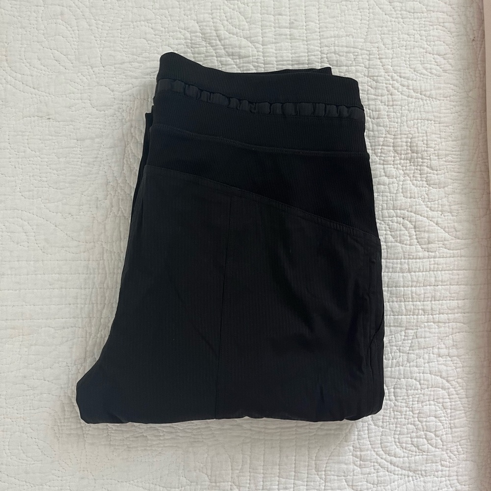 lululemon Dance Studio Crop - 25”. Size 6. Black.